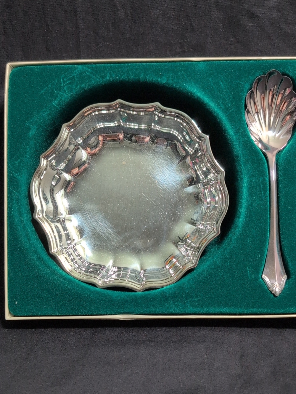 Oneida Silver-Tone Scalloped Serving Bowl with Shell Spoon
